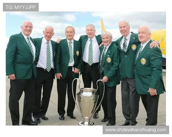 老年足球明星重聚合影展现岁月风采与传奇故事