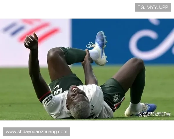 足球明星在比赛中不慎扭伤脚踝伤情引发球迷广泛关注与担忧 足球明星在比赛中不慎扭伤脚踝伤情引发球迷广泛关注与担忧