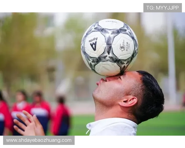 高清全屏足球明星壁纸尽享视觉盛宴让你随时感受绿茵场上的激情与魅力