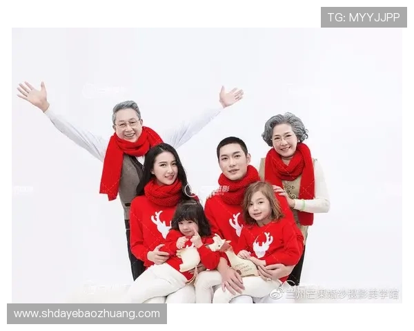 中老年足球明星齐聚一堂共庆辉煌岁月的珍贵合影瞬间 中老年足球明星齐聚一堂共庆辉煌岁月的珍贵合影瞬间